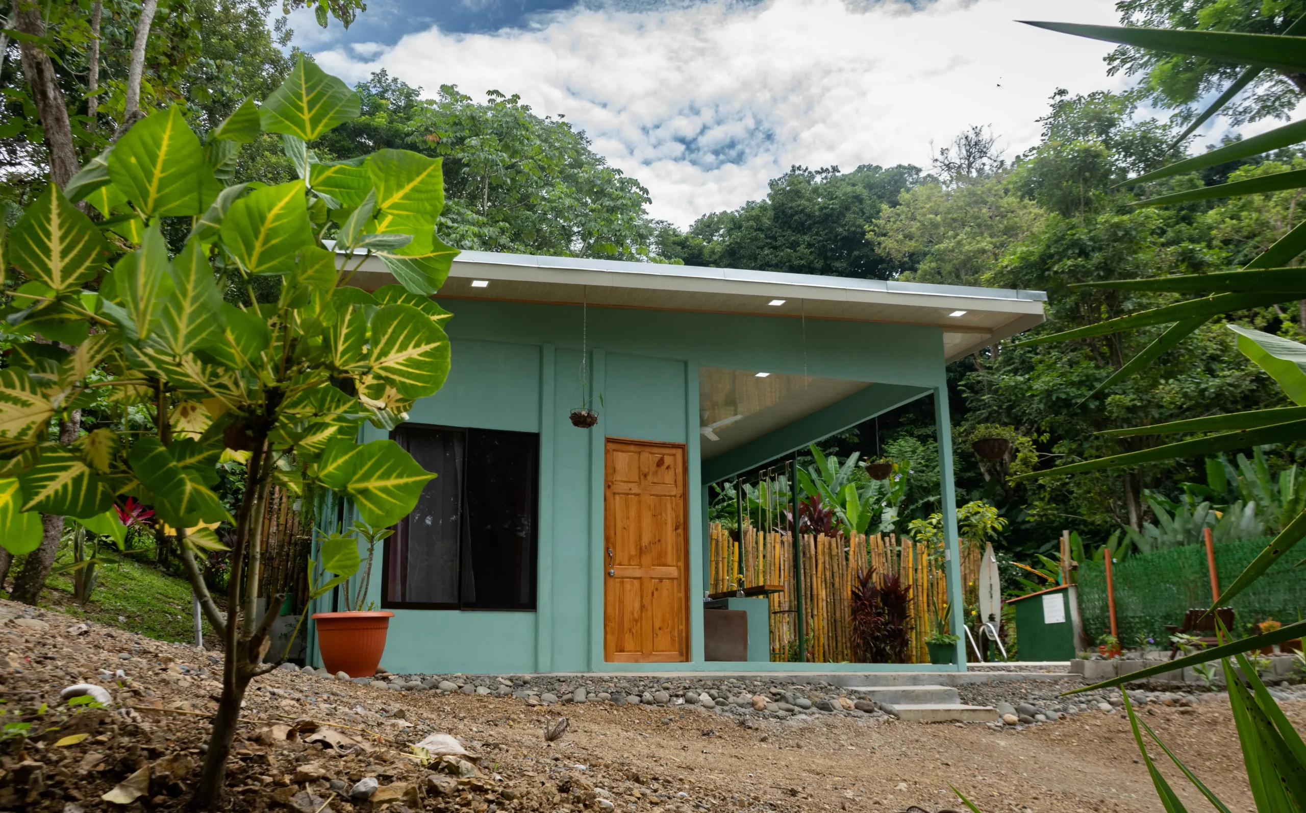 beautiful-garden-in-house-rental-jaco-beach